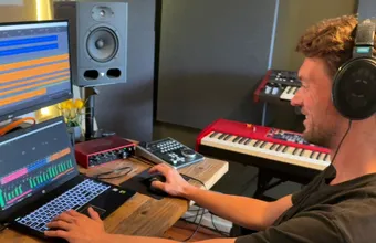 Close-up van Mas terwijl hij een mix afwerkt in zijn studio in Tilburg.