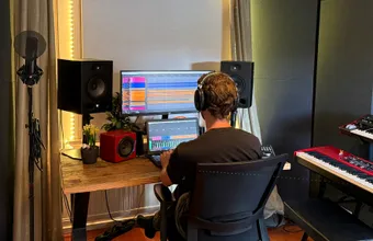 Mas mixt een track in zijn thuisstudio in Tilburg.